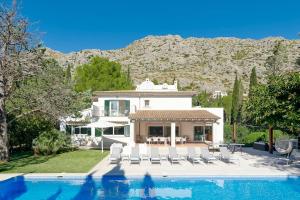 Bazén v ubytovaní Villa Esquina Luxury 5 Bed 5 Bath Pollensa alebo v jeho blízkosti