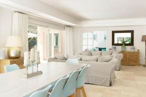 sala de estar con mesa y sofá en Villa Esquina Luxury 5 Bed 5 Bath Pollensa en Pollença