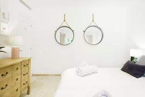 Habitación blanca con 2 espejos en la pared en Villa Esquina Luxury 5 Bed 5 Bath Pollensa en Pollença