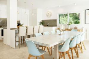 Televízia a/alebo spoločenská miestnosť v ubytovaní Villa Esquina Luxury 5 Bed 5 Bath Pollensa