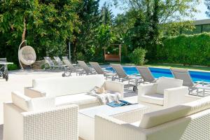 Bazén v ubytovaní Villa Esquina Luxury 5 Bed 5 Bath Pollensa alebo v jeho blízkosti