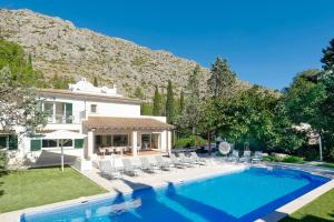 Bazén v ubytovaní Villa Esquina Luxury 5 Bed 5 Bath Pollensa alebo v jeho blízkosti