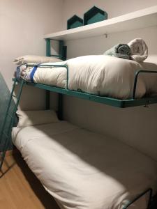 Europa premium في سييرا نيفادا: سريرين بطابقين في غرفة نوم مع مرتبة