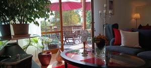 a living room with a couch and a table at SchlossparkFerienwohnungen Rheinsberg mit Garten in Rheinsberg