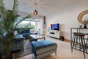 uma sala de estar com um sofá e uma mesa em Luxurious 80m² studio apartment, stunning sea views - Rio Real Golf, Marbella em Marbella