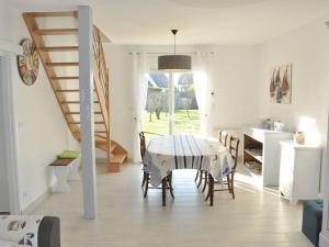 une salle à manger avec une table, des chaises et un escalier dans l'établissement Maison Trébeurden, 4 pièces, 6 personnes - FR-1-368-93, à Trébeurden