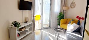 Telewizja i/lub zestaw kina domowego w obiekcie Hernando Sea Front Optic Fiber Internet Apartment