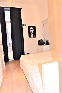 um quarto com uma cama com cortinas pretas em SLEEP INN - Black and White modern flat with cityview em Antuérpia