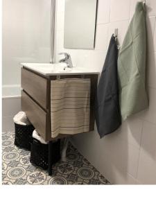 een badkamer met een wastafel en een spiegel bij Europa premium in Sierra Nevada