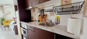 Kuchnia lub aneks kuchenny w obiekcie Hernando Sea Front Optic Fiber Internet Apartment
