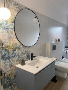 ein Badezimmer mit einem Waschbecken, einem Spiegel und einem WC in der Unterkunft Cloud House in Sibiu