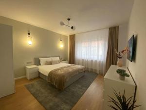 Un dormitorio con una cama grande y una ventana en Cloud House en Sibiu