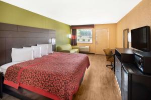 Katil atau katil-katil dalam bilik di Days Inn by Wyndham Tupelo