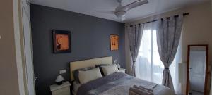Łóżko lub łóżka w pokoju w obiekcie Hernando Sea Front Optic Fiber Internet Apartment