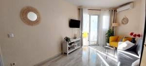 Telewizja i/lub zestaw kina domowego w obiekcie Hernando Sea Front Optic Fiber Internet Apartment