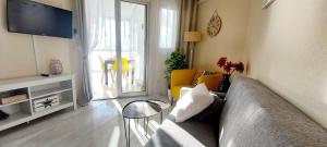 Telewizja i/lub zestaw kina domowego w obiekcie Hernando Sea Front Optic Fiber Internet Apartment