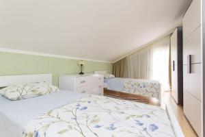 een slaapkamer met 2 bedden en een raam bij Summer retreat in Kotor