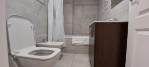 łazienka z białą toaletą i umywalką w obiekcie Hernando Sea Front Optic Fiber Internet Apartment w mieście Calpe +37 zdjęć