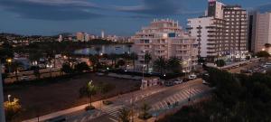 widok miasta nocą z budynkami w obiekcie Hernando Sea Front Optic Fiber Internet Apartment w mieście Calpe