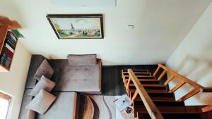 維爾蒂尼克的住宿－Brvnare Ala Vrdnik，一间设有楼梯的客房,墙上挂着一张照片