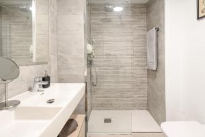 Koupelna v ubytování Modern 3 bedroom apartment