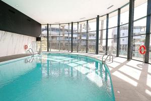 Bazén v ubytování Modern 3 bedroom apartment nebo v jeho okolí