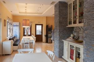 een keuken en een woonkamer met een bakstenen muur bij Къща за гости Пилигрим in Skrino