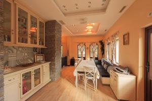 uma cozinha e sala de jantar com mesa e cadeiras em Къща за гости Пилигрим em Skrino