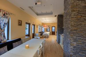een keuken en een woonkamer met een stenen muur bij Къща за гости Пилигрим in Skrino