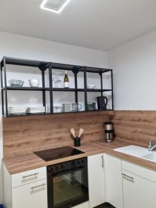 cocina con armarios blancos y encimera en Exklusive Ferienwohnung in Osterburg, en Osterburg Siedlung