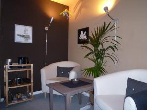 ein Wohnzimmer mit einem Sofa, einem Tisch und einer Pflanze in der Unterkunft B&B Haussener in Krattigen