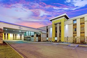 een weergave van een ziekenhuis met een bewolkte lucht bij La Quinta Inn & Suites by Wyndham Detroit Metro Airport in Romulus