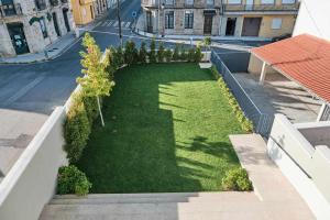 z góry widok na dziedziniec z trawą i drzewami w obiekcie CASA ROLAO Elegante Casa Familiar 10 personas w mieście Sierra de Outes