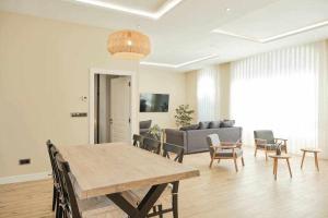 salon z kanapą, stołem i krzesłami w obiekcie CASA ROLAO Elegante Casa Familiar 10 personas w mieście Sierra de Outes