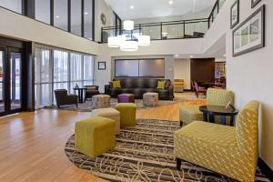 ロムルスにあるLa Quinta Inn & Suites by Wyndham Detroit Metro Airportのソファと椅子付きのロビー、リビングルーム