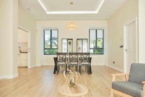 salon ze stołem, krzesłami i kanapą w obiekcie CASA ROLAO Elegante Casa Familiar 10 personas w mieście Sierra de Outes