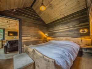 Postel nebo postele na pokoji v ubytování Romantic Chalet in Ferrières with Hot Tub
