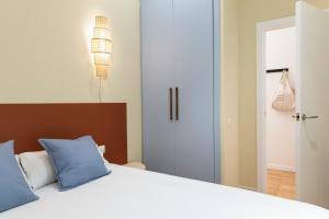 Postel nebo postele na pokoji v ubytování Señor Urgell Apartment by Olala Homes