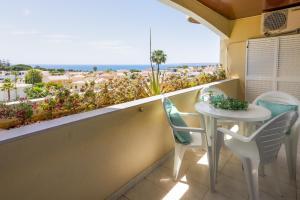 Un balcón con mesa y sillas y una vista. en Palmeira Gale - WIFI - Pool - Lux - BY BEDZY, en Albufeira