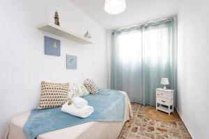 sypialnia z łóżkiem i ręcznikami w obiekcie Home2Book Ocean Breeze Candelaria, Terrace & Pool w mieście Candelaria +37 zdjęć