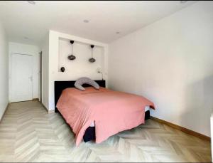 a bedroom with a bed with a pink blanket at Appartement centre de Paris avec Parking et terrasses in Paris