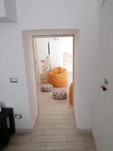 un couloir avec une chambre avec deux donuts à l'étage dans l'établissement Albero di giada, à Massafra