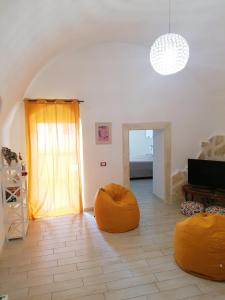 - un salon avec une ottomane orange à l'étage dans l'établissement Albero di giada, à Massafra