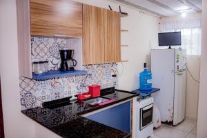 una cucina con frigorifero e piano di lavoro di Loft Pé na Areia ad Arraial do Cabo