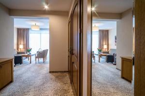 a hallway with a living room and a dining room at Sichlański Dworek & SPA in Murzasichle