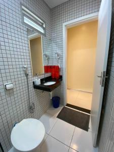 La salle de bains est pourvue de toilettes, d'une douche et d'un lavabo. dans l'établissement Pousada Paraíso, à Teresina