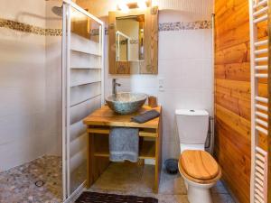 a bathroom with a sink and a toilet at Chalet en bois 6 pers. avec terrasse Sud, lumineux et équipé, animaux admis – Saint-Michel-de-Chaillol - FR-1-393-12 in Saint-Michel-de-Chaillol +11 photos
