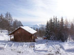 Saint-Michel-de-ChaillolにあるChalet Saint-Michel-de-Chaillol, 3 pièces, 6 personnes - FR-1-393-12の雪中の木造小屋