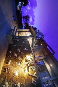 una vista aérea de una escalera con luces por la noche en The Grey Boutique Inn, en Legian