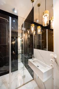 Kúpeľňa v ubytovaní MOSTOWA Abdank Old Town Apartment